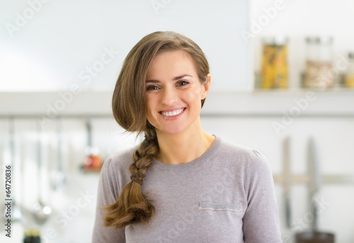 Quadro su tela Portrait of happy young woman in modern kitchen