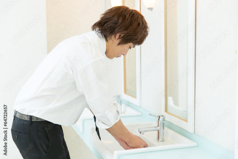 洗面所の男性 洗面所の男性