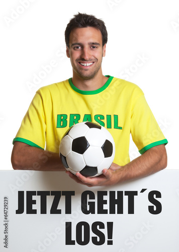 Brasilien Fan mit Ball und Schild: Jetzt geht´s los!