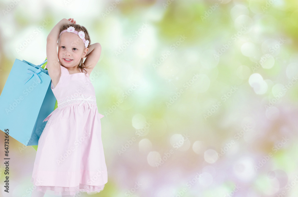 Fototapeta premium Kind mit Tüten