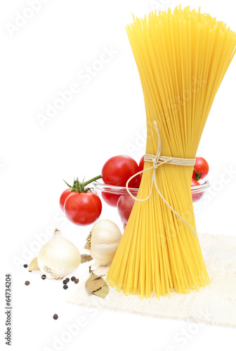 spaghetti, cherry tomatoes, onions, garlic, bay leaf, pepper on