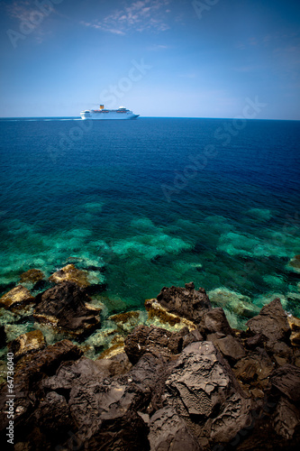 Cruise Ship Beyond Reef © EvanTravels