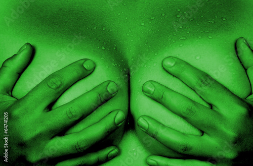 Foto Hands covering breasts
