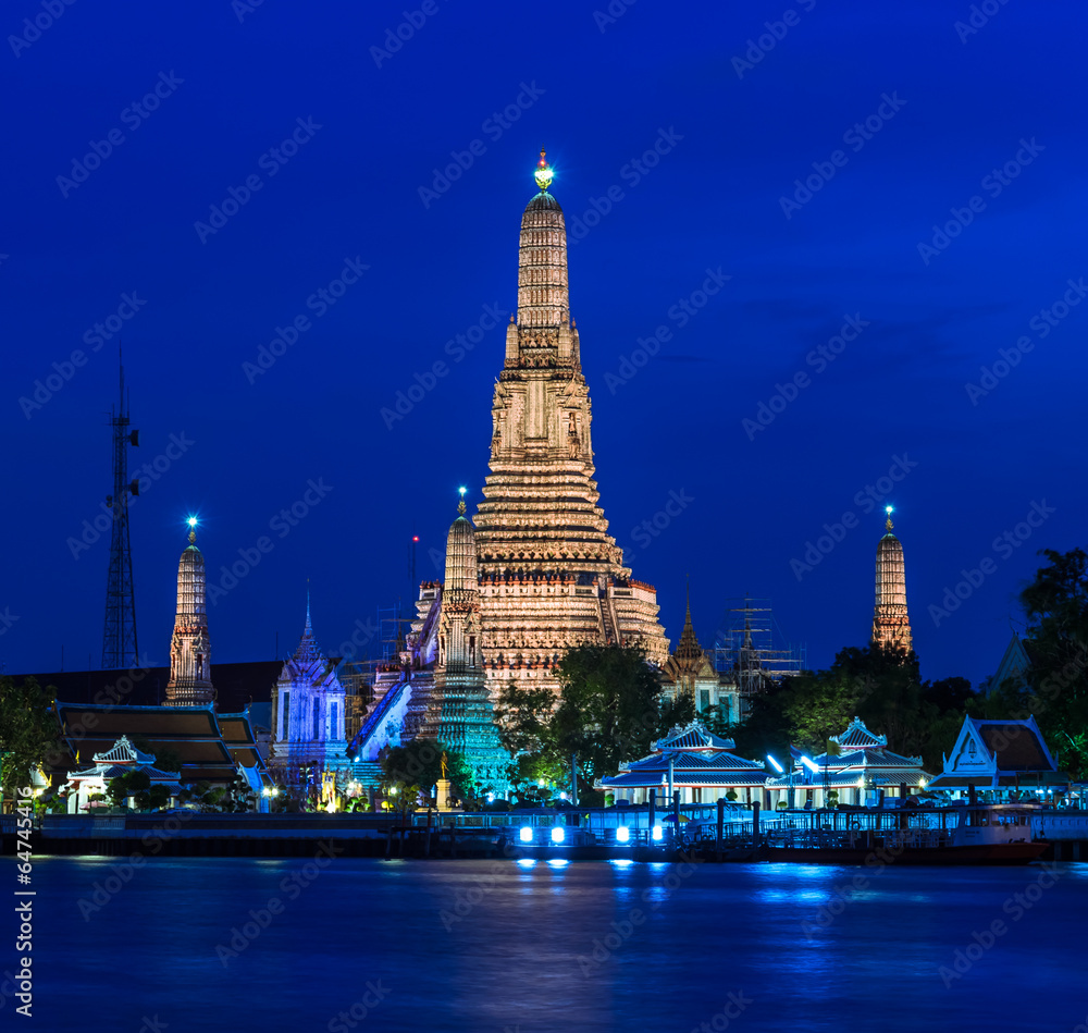 Fototapeta premium Stunning view of Wat Arun at twilight in Bangkok, Thailand