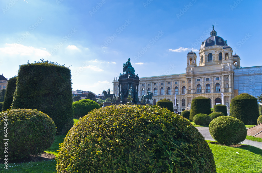 Obraz premium Maria Theresa statue in front of Natural History museum, Vienna