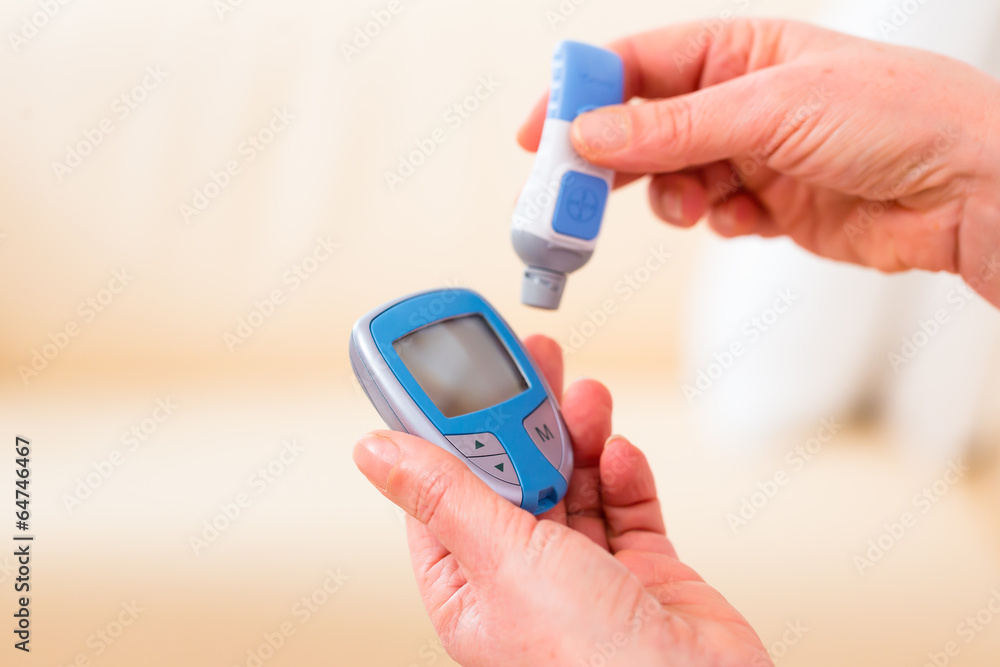 Seniorin mit Diabetes benutzt Blutzuckermessgerät Seniorin mit Diabetes benutzt Blutzuckermessgerät