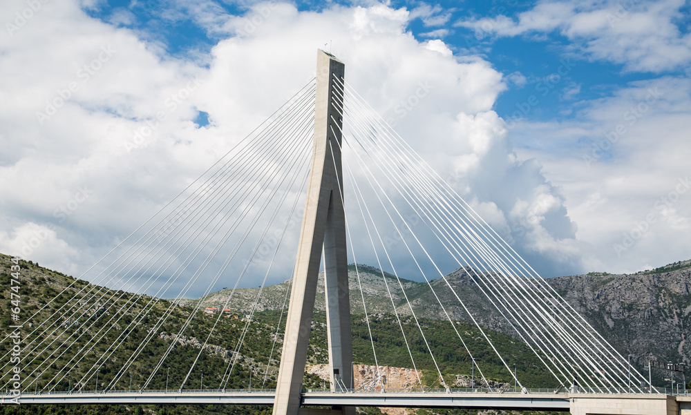 Obraz premium Białe kable Chorwacji Most wiszący