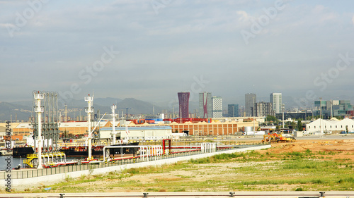 Panorámica de la zona industrial del puerto de Barcelona