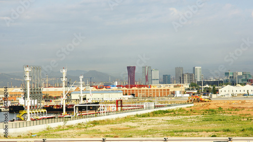 Panorámica de la zona industrial del puerto de Barcelona © sanguer