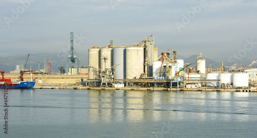Panor  mica de los muelles y silos en el puerto de Barcelona