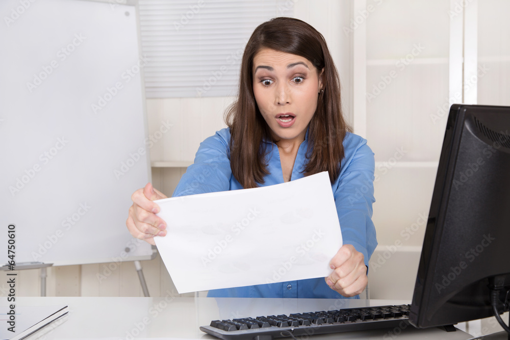 Deprimierte Business Frau erhält eine schlechte Nachricht