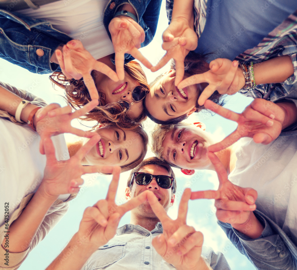 Obraz premium group of teenagers showing finger five
