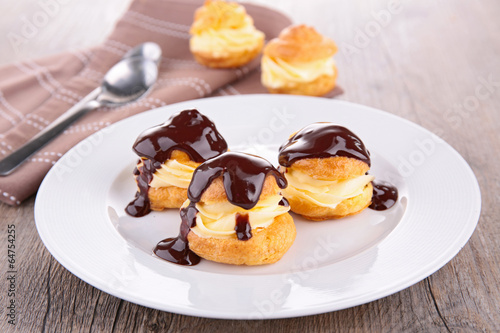 profiterole with chocolate sauce