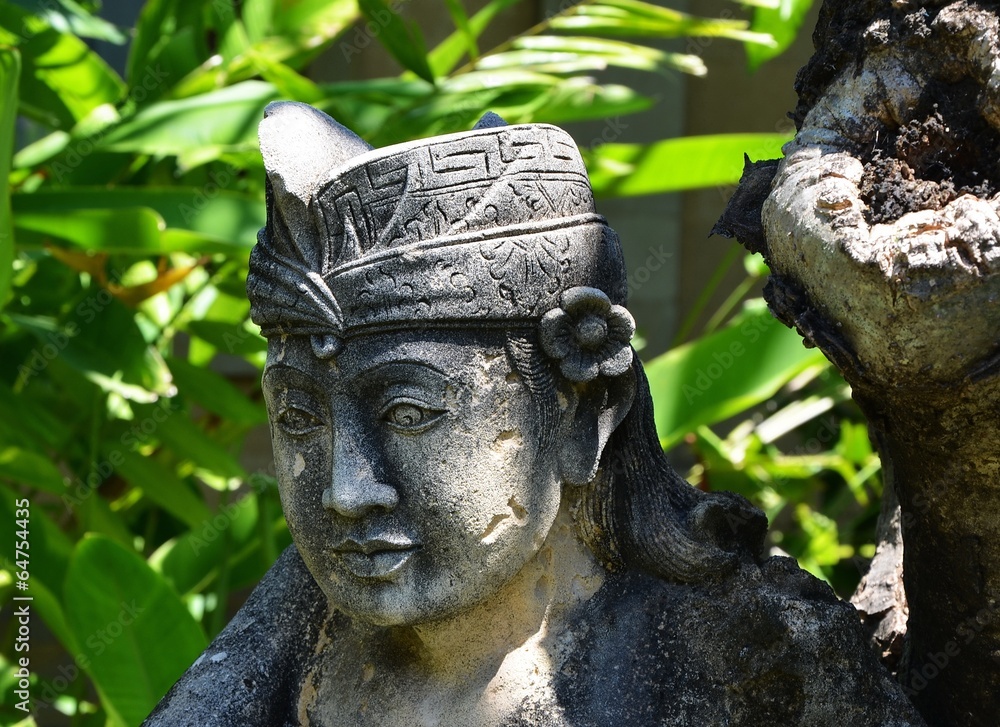 Obraz premium Statue de divinité dans un jardin de Bali