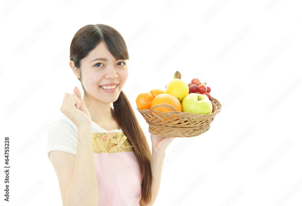 フルーツを持つ女性