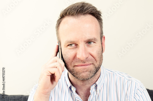 Ein Mann führt ein Gespräch am Telefon