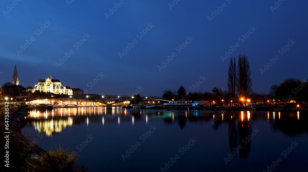 Fototapeta premium Sur les quais d'Auxerre la nuit