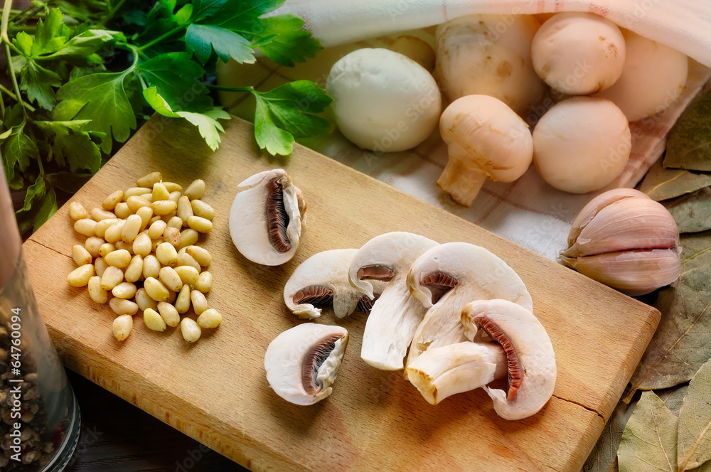Cut and whole white mushrooms with garlic, parsley, pepper, pine nuts