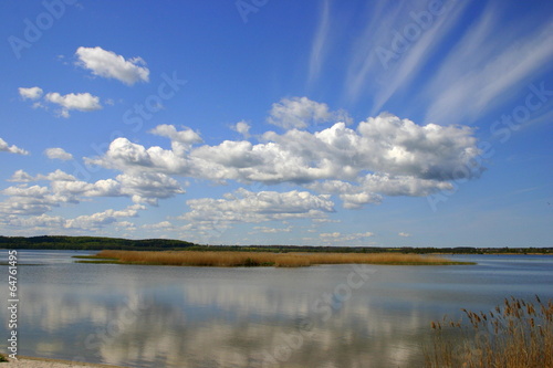 Wyspa na jeziorze i majestatyczne chmury © profit111