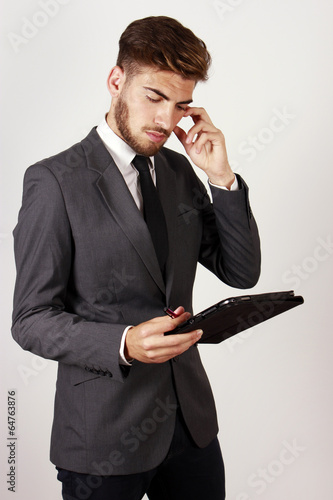 Hombre joven concentrado en los negocios photo