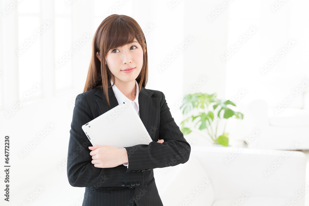 タブレットを見る女性　ビジネス