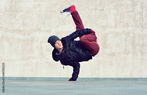 Murais de parede Teenager dancing on the street