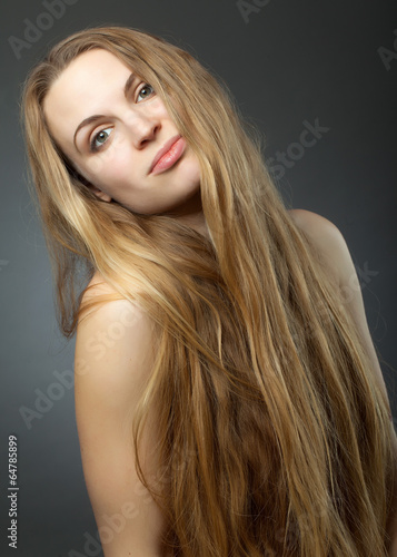 Blonde Frau mit sehr langen Haaren