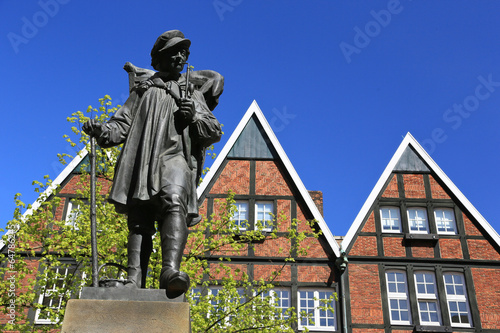 Kiepenkerl vor blauem Himmel