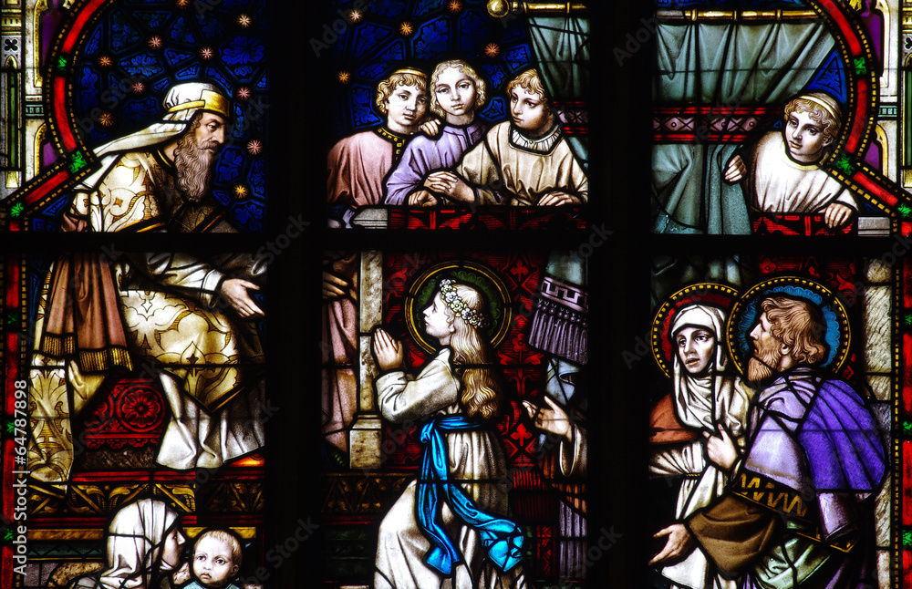 Obraz premium Young Mary praying in the temple