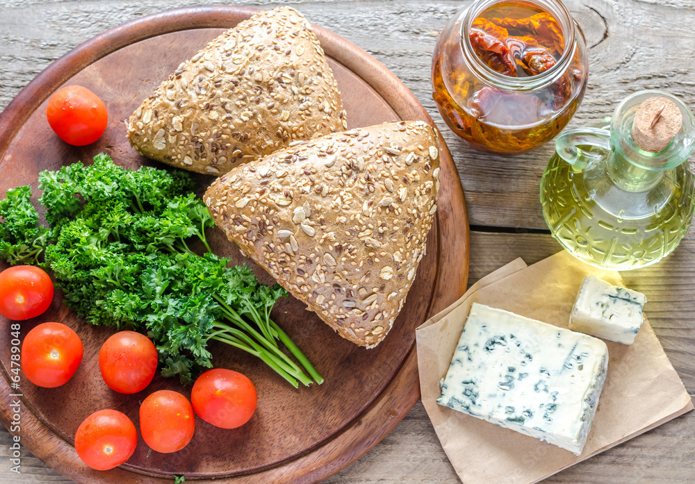 Flax-seed buns with blue cheese and tomatoes Flax-seed buns with blue cheese and tomatoes