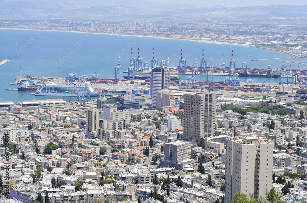 Fototapeta premium View on the down town of Haifa and Bahai Gardens from Mount Carmel