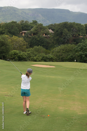 jeune fille jouant au golf