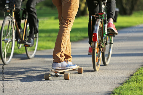 Skateboard auf Radweg