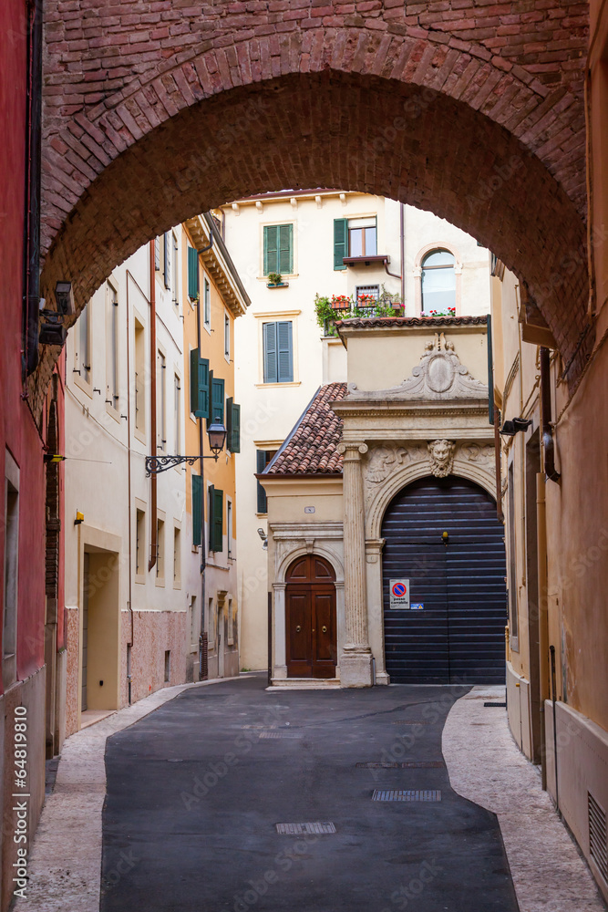 Torbogen in der Altstadt von Verona