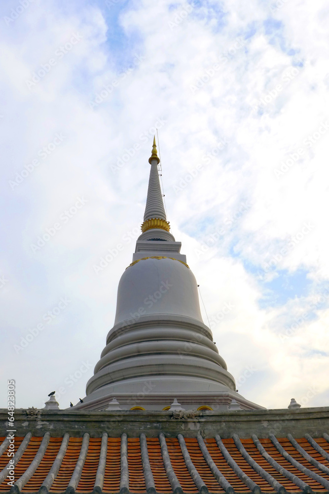 Fototapeta premium White pagoda in Wat-Pitchayayard, Bangkok, Thailand