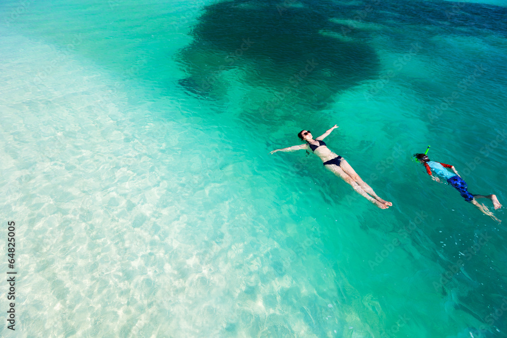 Obraz premium Mother and son swimming in ocean