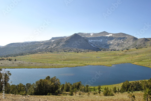 Etang et montagnes Yosemite park