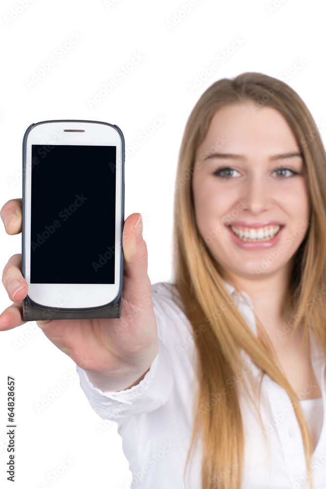 Junge Frau zeigt ein Smartphone zur Kamera