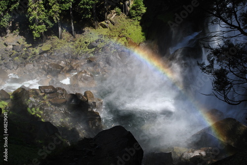 Arc-en-ciel et chute d'eau Ouest américain