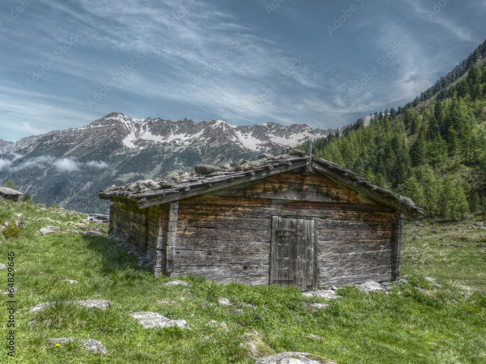 Kuhstall auf einer tiroler Alm in HDR Kuhstall auf einer tiroler Alm in HDR