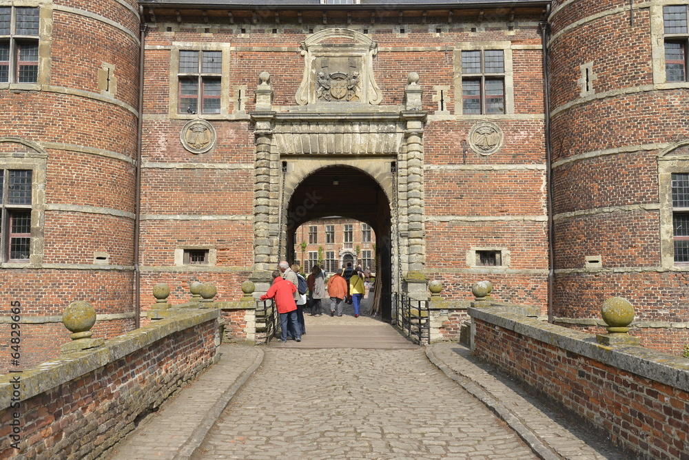 L'entrée du château avec son pont levis