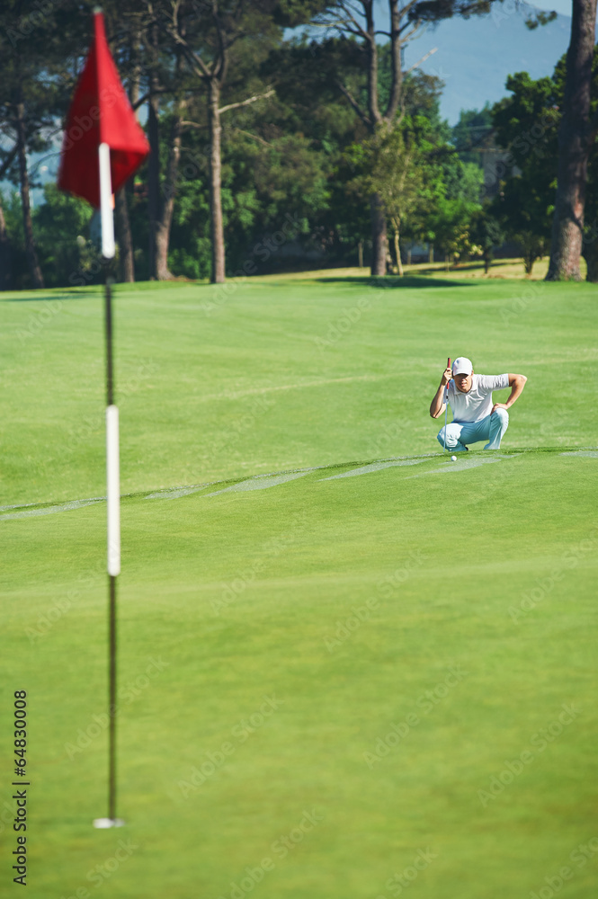 Fototapeta premium Lining up putt