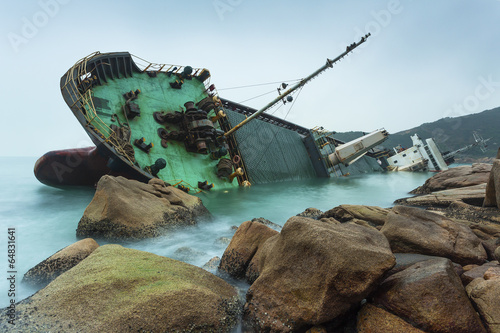 Canvas Print Wrecked ship along the rocky coast