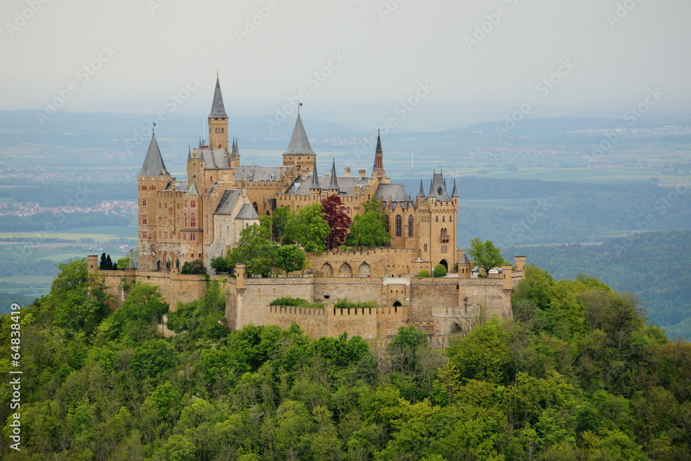 Blick auf die Burg Hohenzollern im Frühjahr