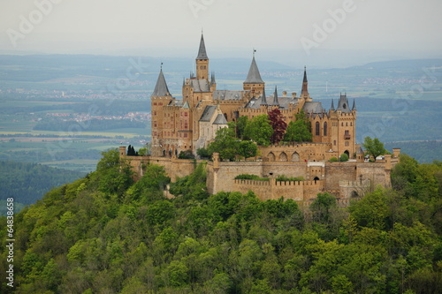 Blick auf die Burg Hohenzollern im Fr  hjahr