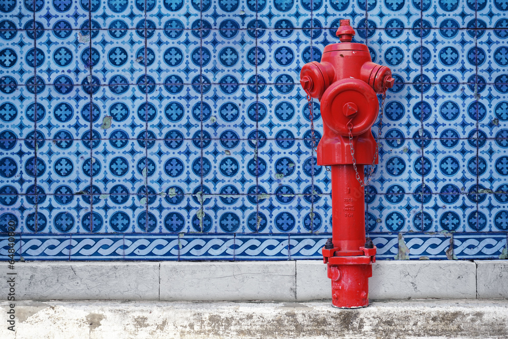 Hydrant vor blau