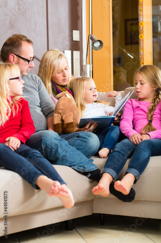 Familie beim Geschichten vorlesen © Kzenon