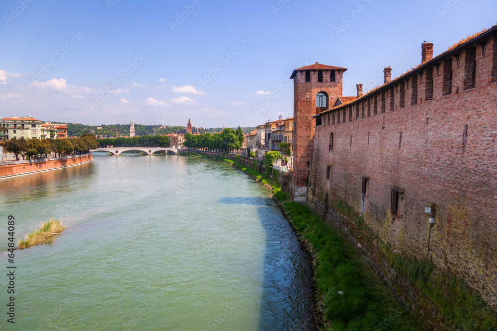 Blick über die Etsch mit dem Castelvecchio in Verona