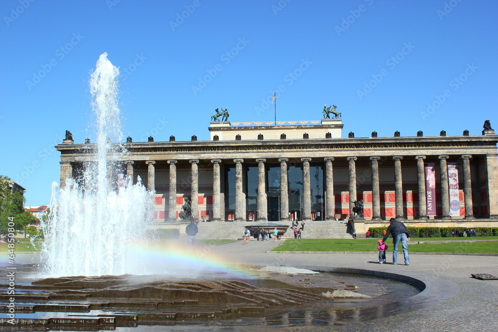 Sprinbrunnen mit Regenbogen vor dem Alten Museum in Berlin