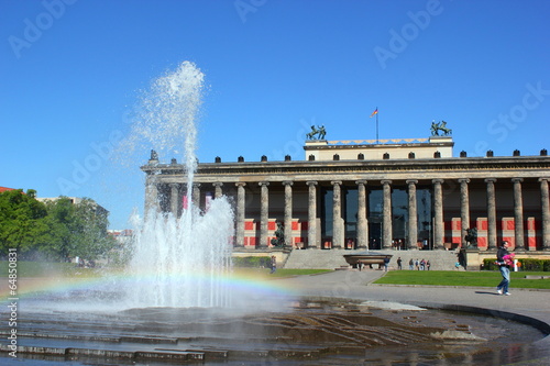 Regenbogen im Brunnen vor dem Alten Museum in Berlin